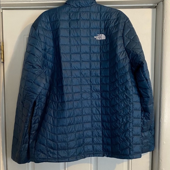 Selling Mens North Face Thermoball Light weight jacket. - Picture 3 of 6